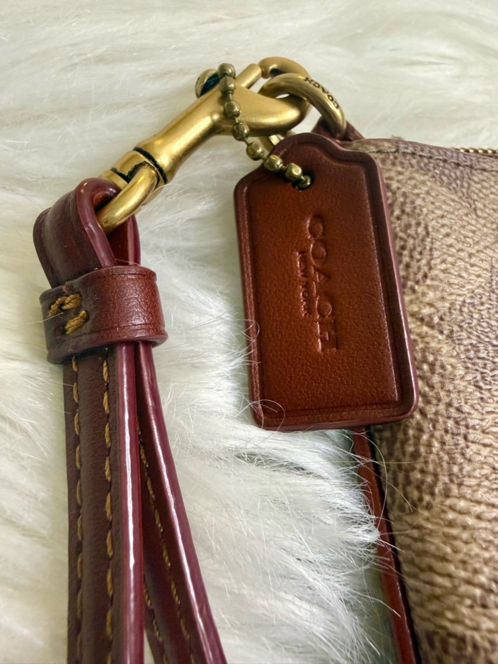 ❌❌SOLD ❌❌EUC Coach Signature Canvas Wristlet with Holiday Rexy Patch - Picture 3 of 7